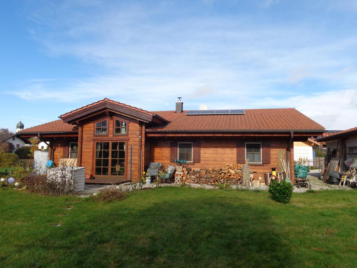 Barrierefreies Zimmer im Blockhaus mit Sauna am See Soyen Exterior foto