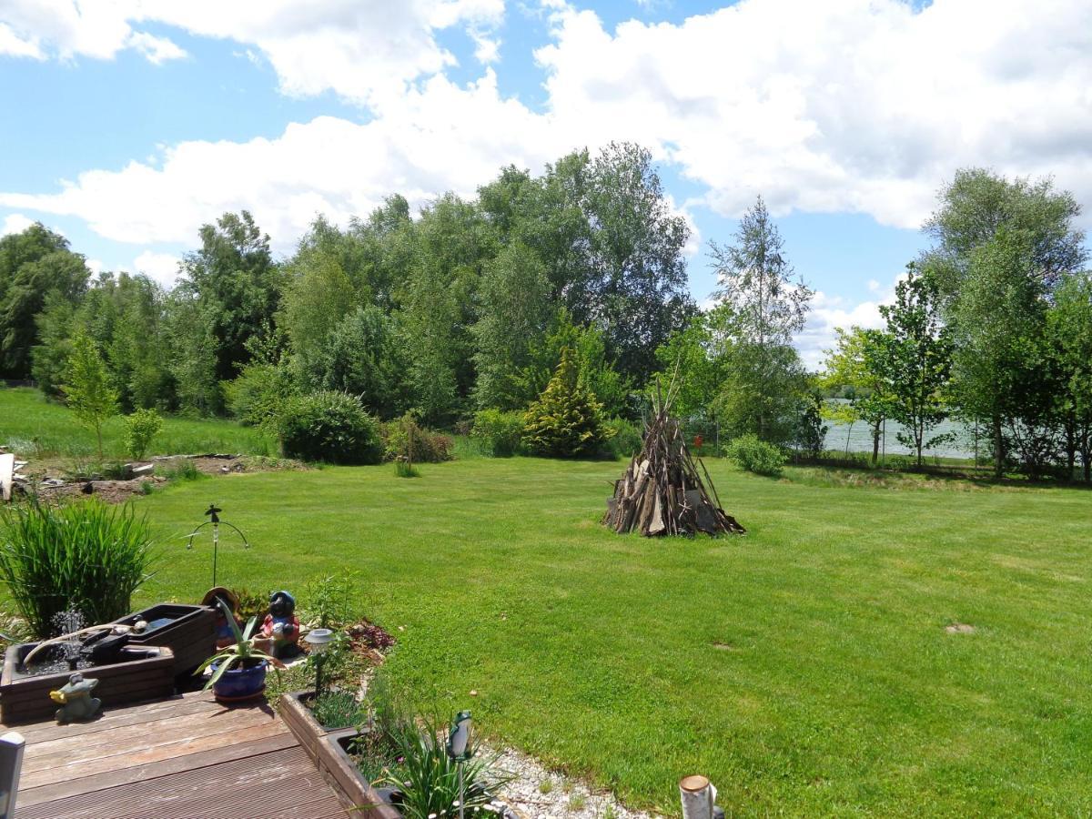 Barrierefreies Zimmer im Blockhaus mit Sauna am See Soyen Exterior foto