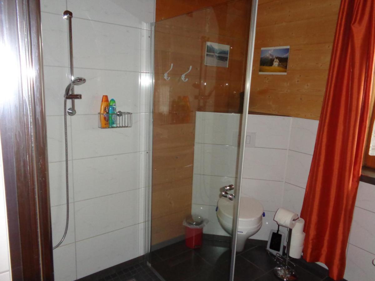 Barrierefreies Zimmer im Blockhaus mit Sauna am See Soyen Exterior foto