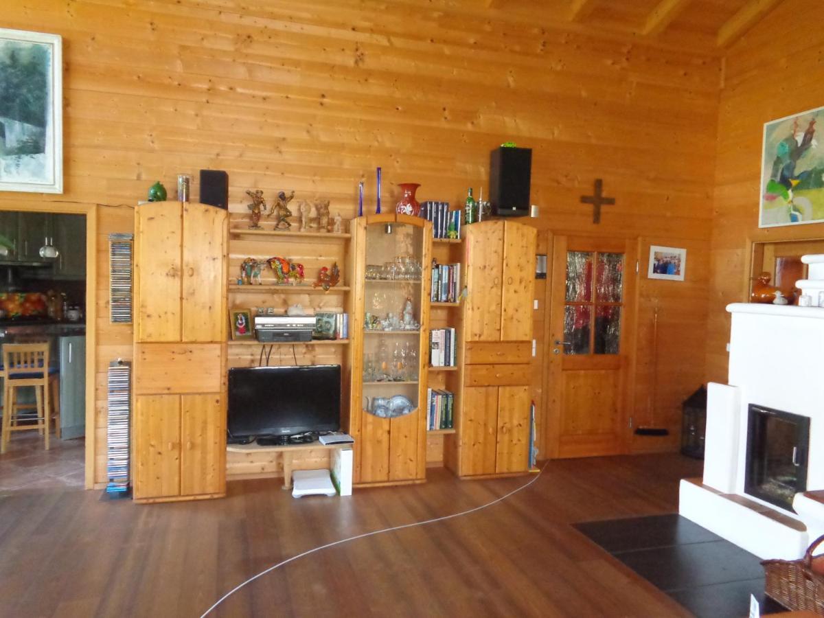 Barrierefreies Zimmer im Blockhaus mit Sauna am See Soyen Exterior foto