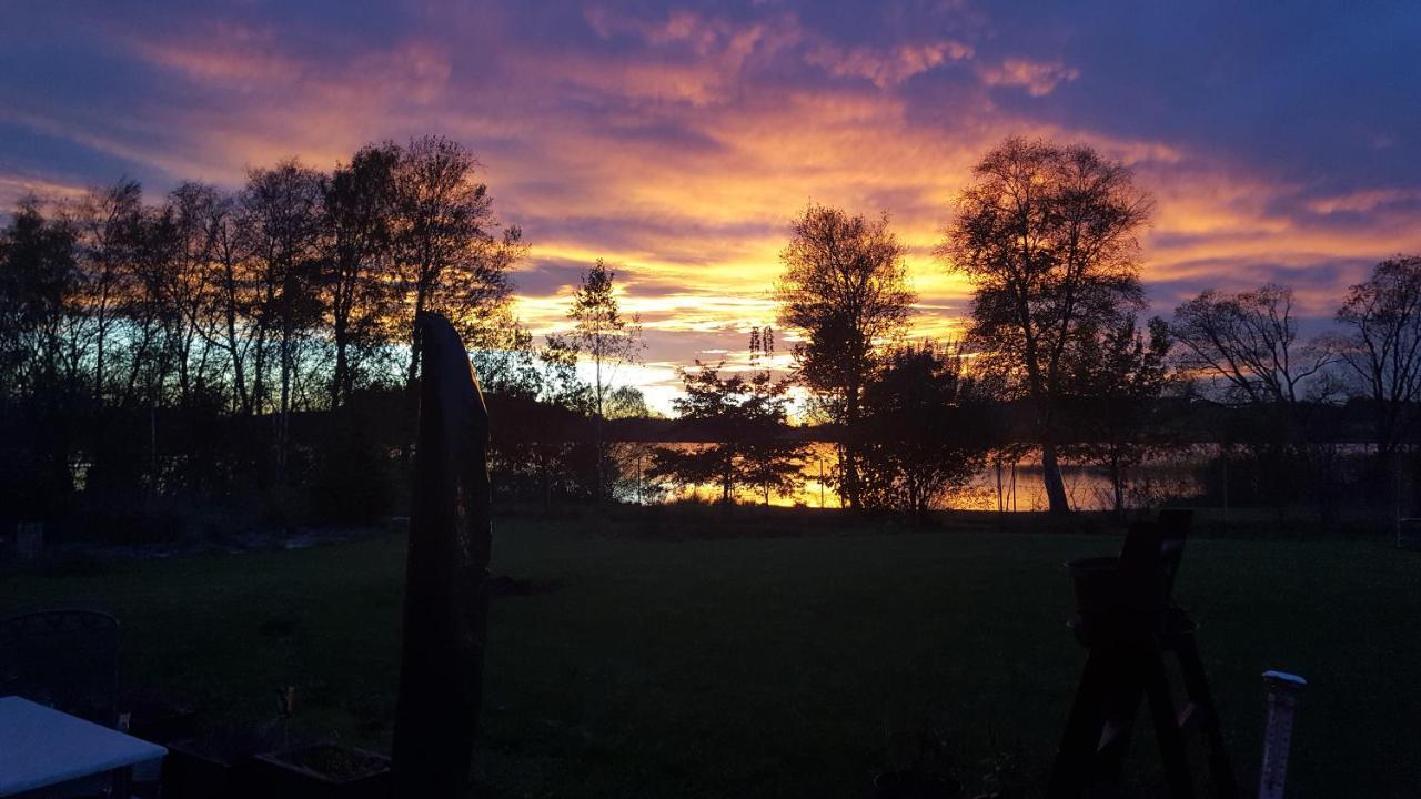 Barrierefreies Zimmer im Blockhaus mit Sauna am See Soyen Exterior foto