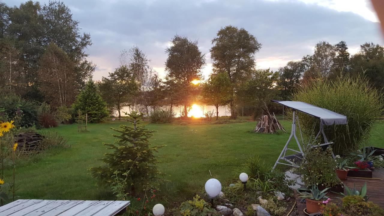 Barrierefreies Zimmer im Blockhaus mit Sauna am See Soyen Exterior foto