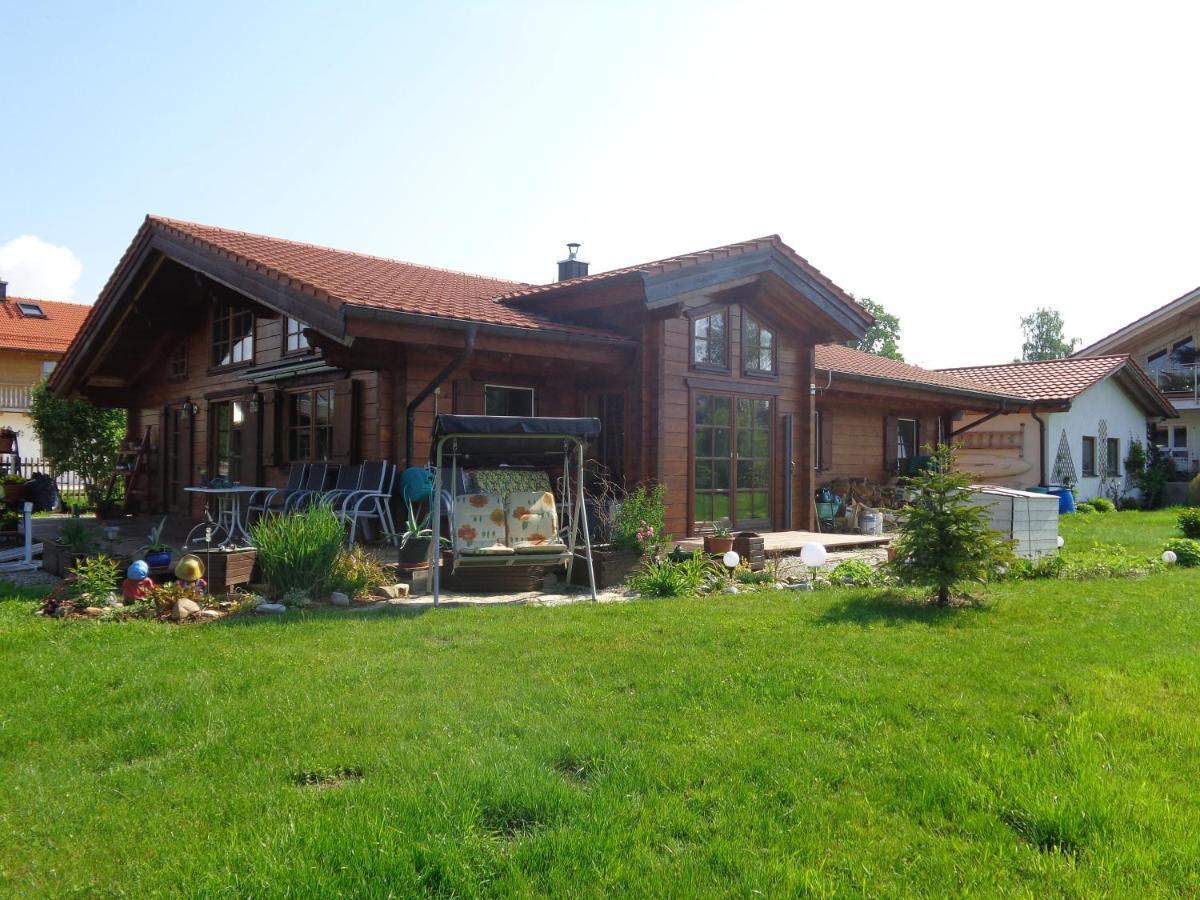 Barrierefreies Zimmer im Blockhaus mit Sauna am See Soyen Exterior foto