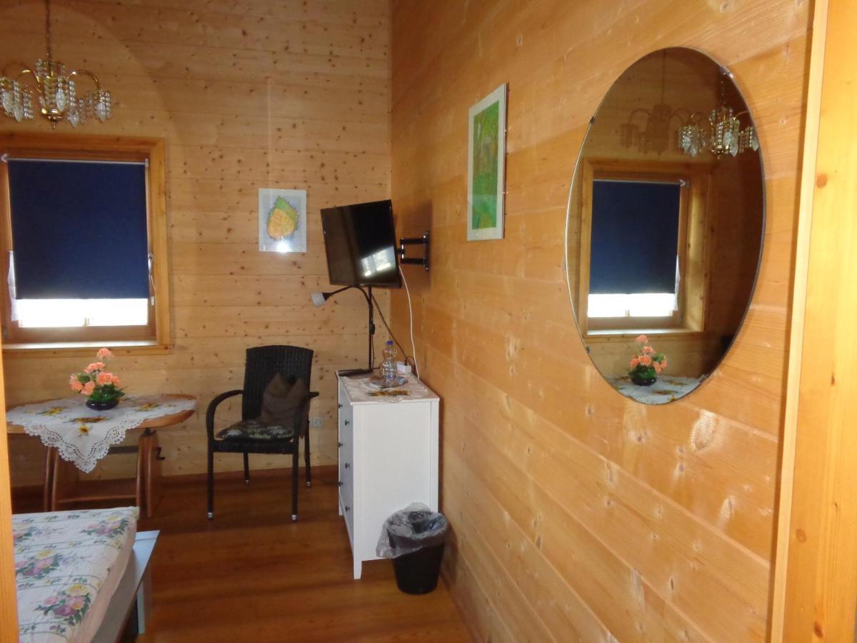 Barrierefreies Zimmer im Blockhaus mit Sauna am See Soyen Exterior foto