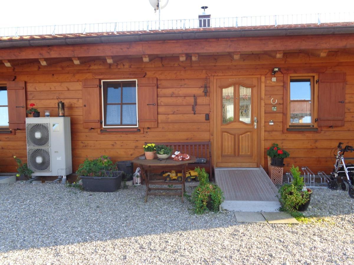 Barrierefreies Zimmer im Blockhaus mit Sauna am See Soyen Exterior foto
