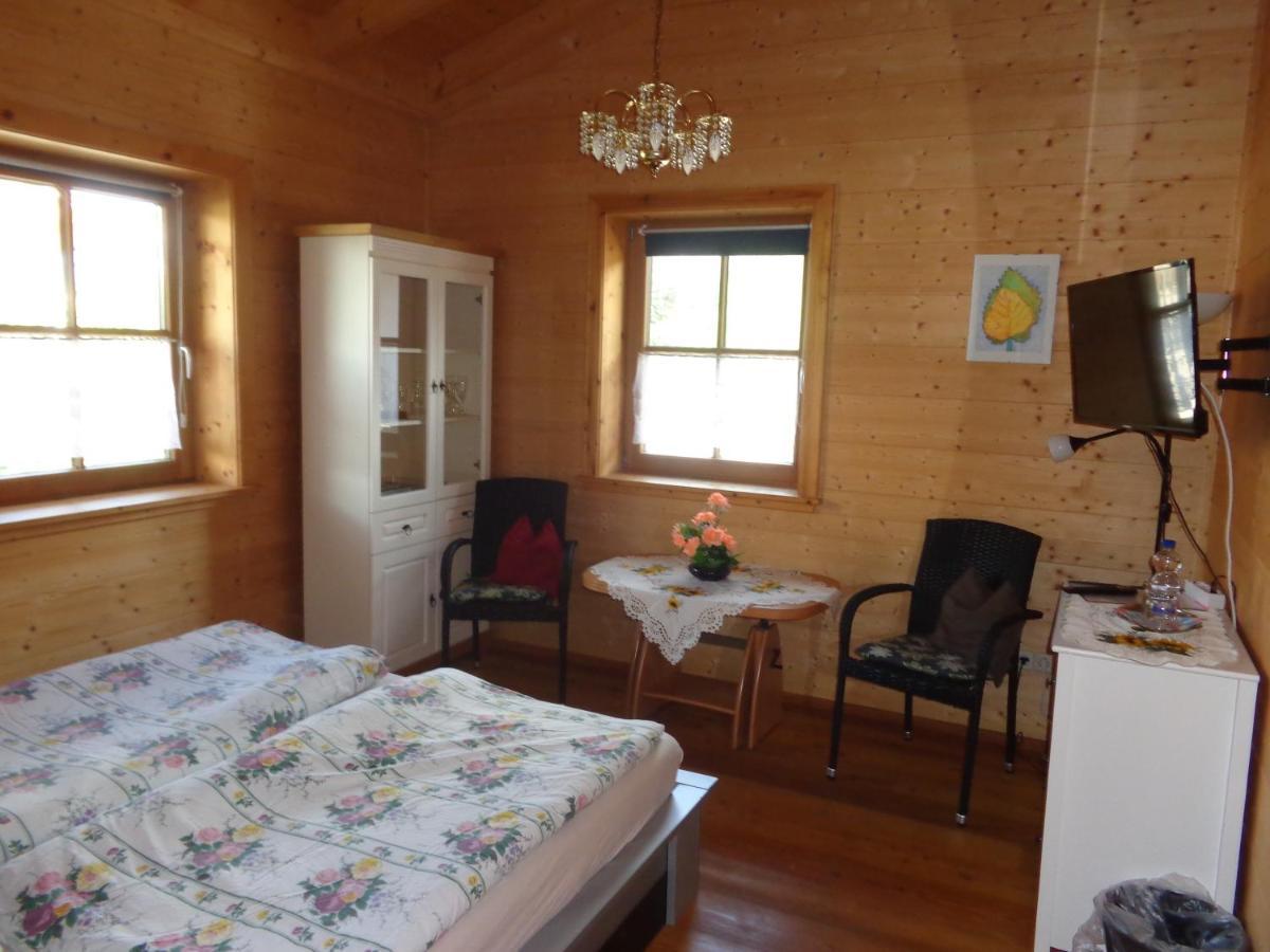 Barrierefreies Zimmer im Blockhaus mit Sauna am See Soyen Exterior foto